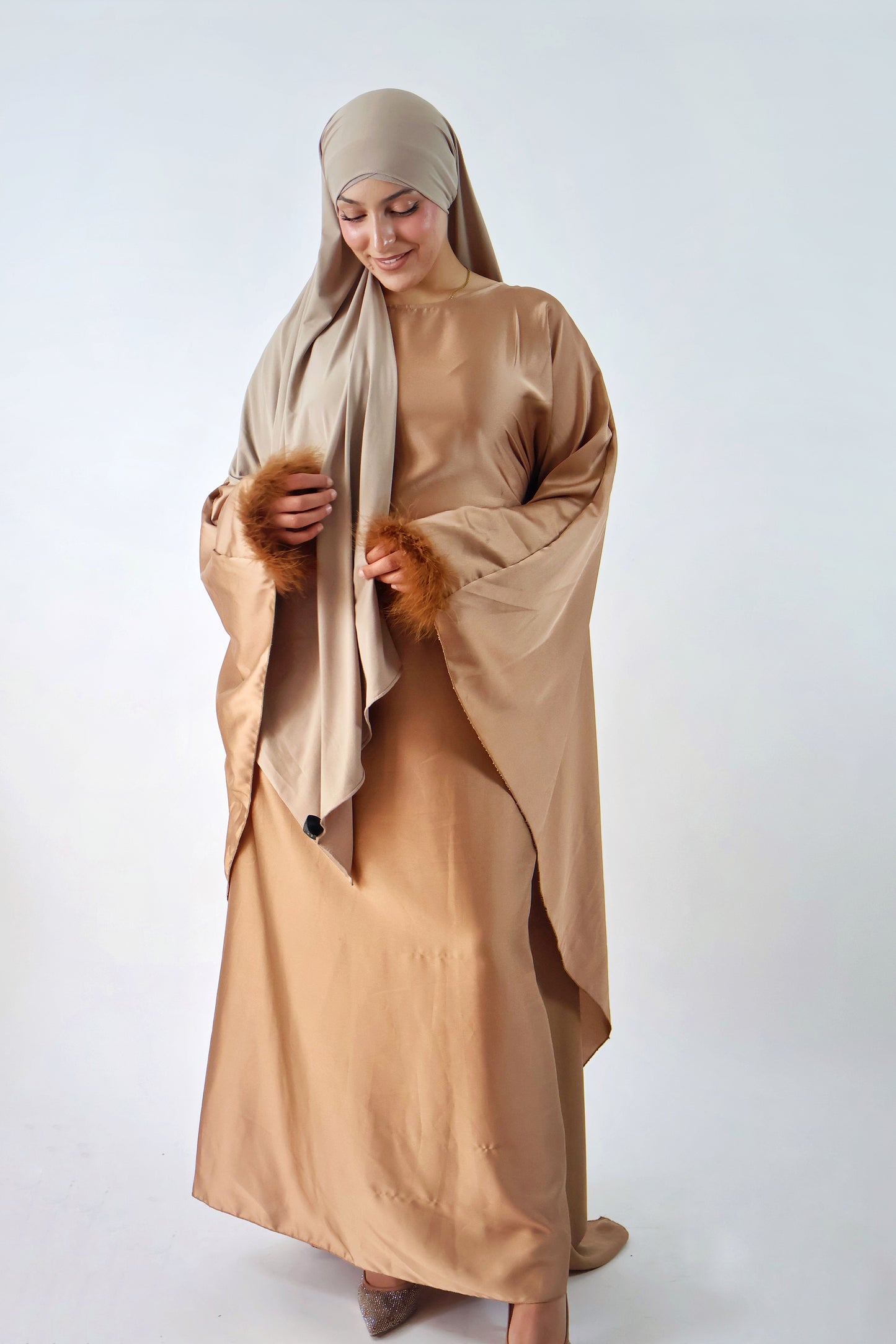 Robe à manches fourrure avec une cape